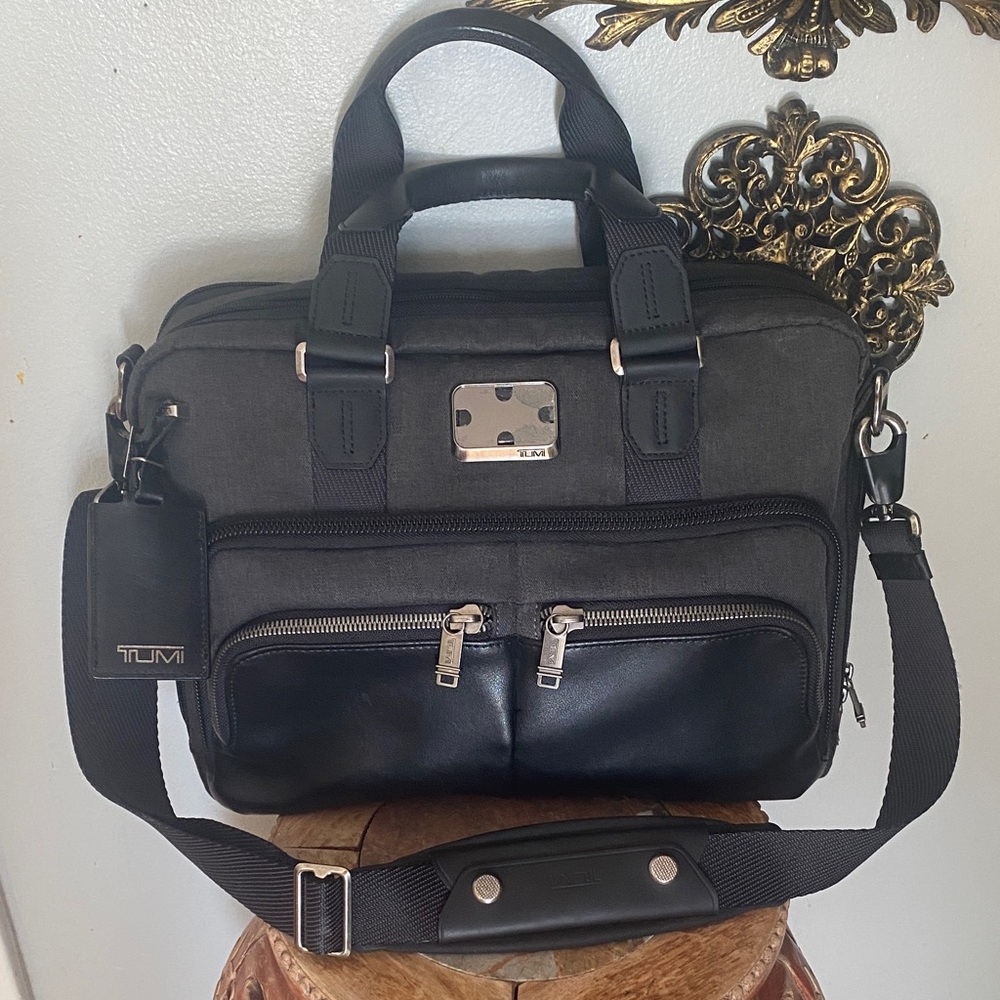 🖤😎TUMI Alpha Bravo Albany Slim Commuter Briefcase
- Black and Charcoal ♠️